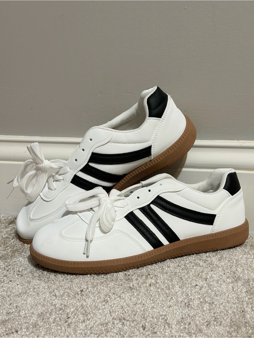 NWT. Women's White Sneakers with Black Stripes and Gum Sole. Size 41 - Picture 6 of 10